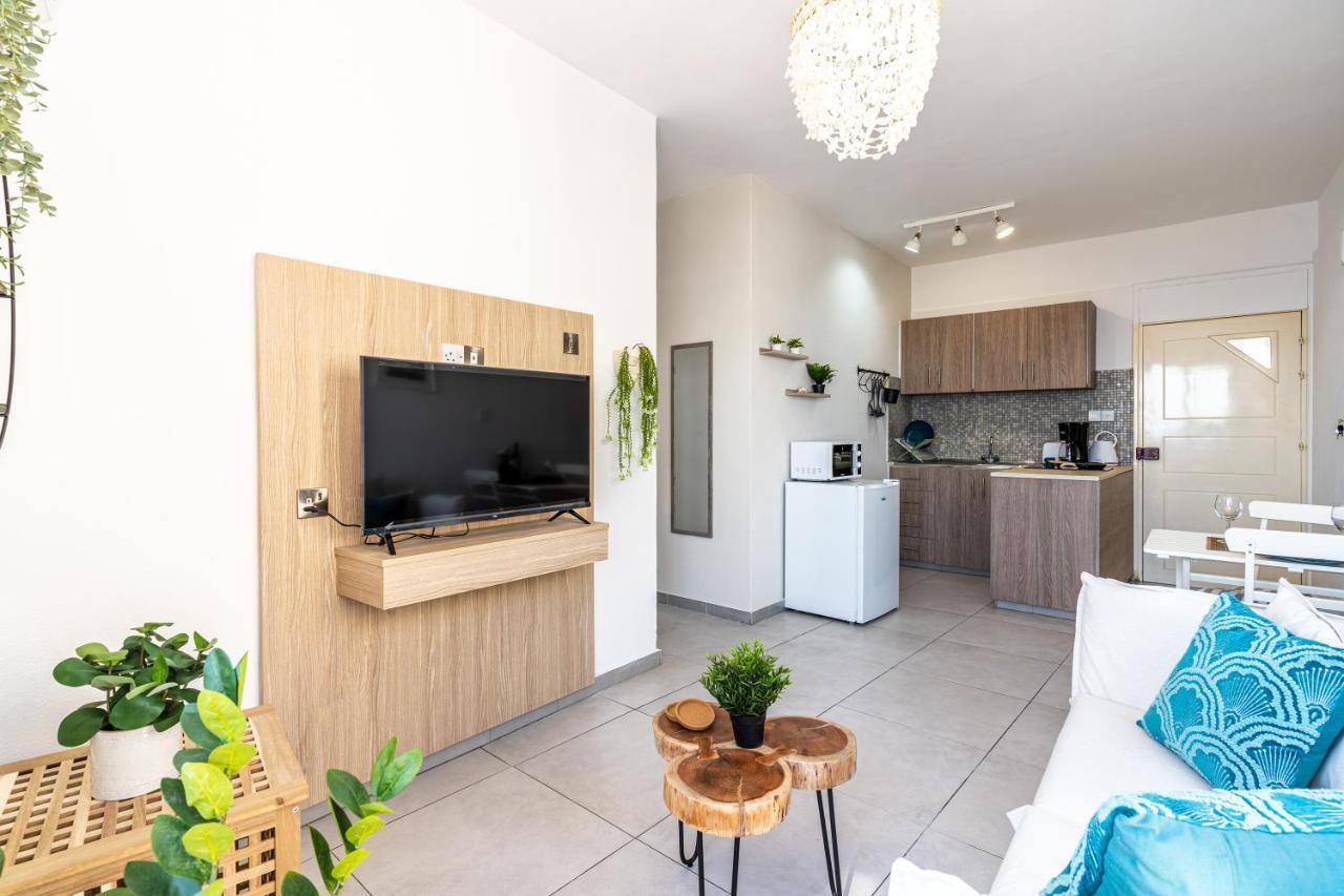 Whispering Palms 1-Br Apt By Finikoudes Beach Larnaca Extérieur photo