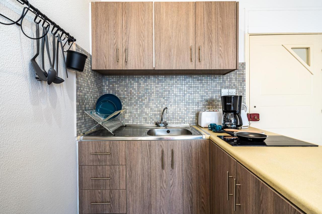 Whispering Palms 1-Br Apt By Finikoudes Beach Larnaca Extérieur photo