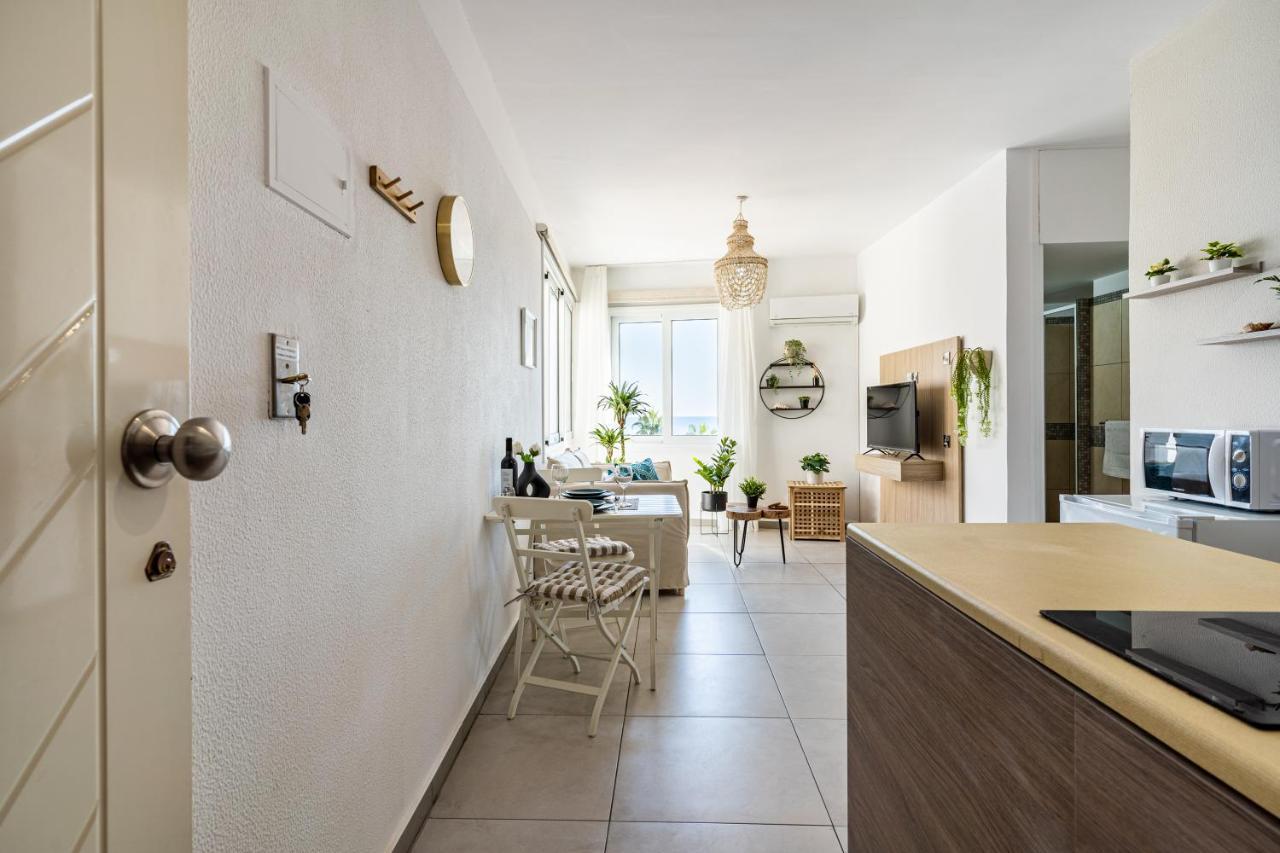 Whispering Palms 1-Br Apt By Finikoudes Beach Larnaca Extérieur photo