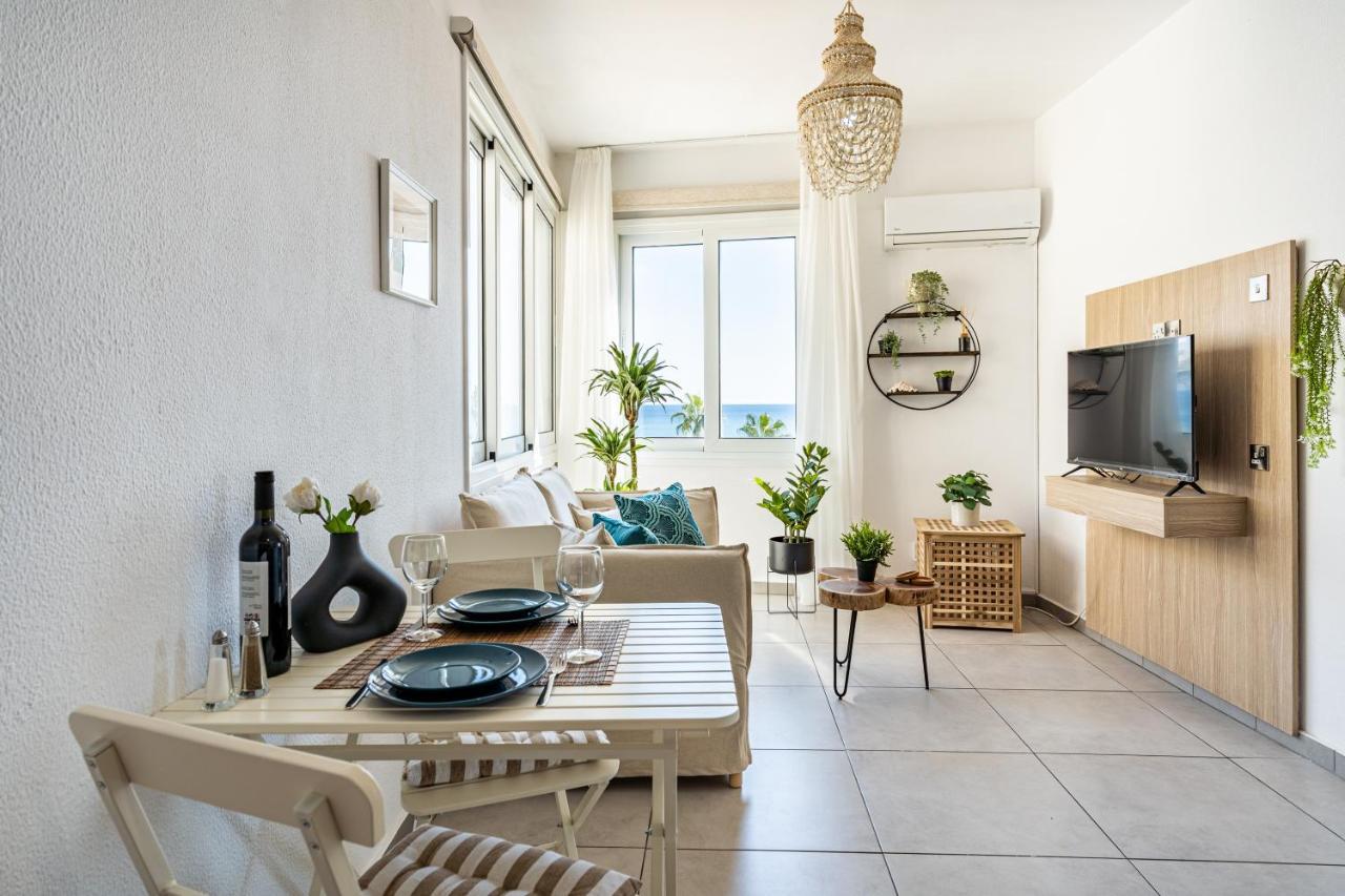 Whispering Palms 1-Br Apt By Finikoudes Beach Larnaca Extérieur photo
