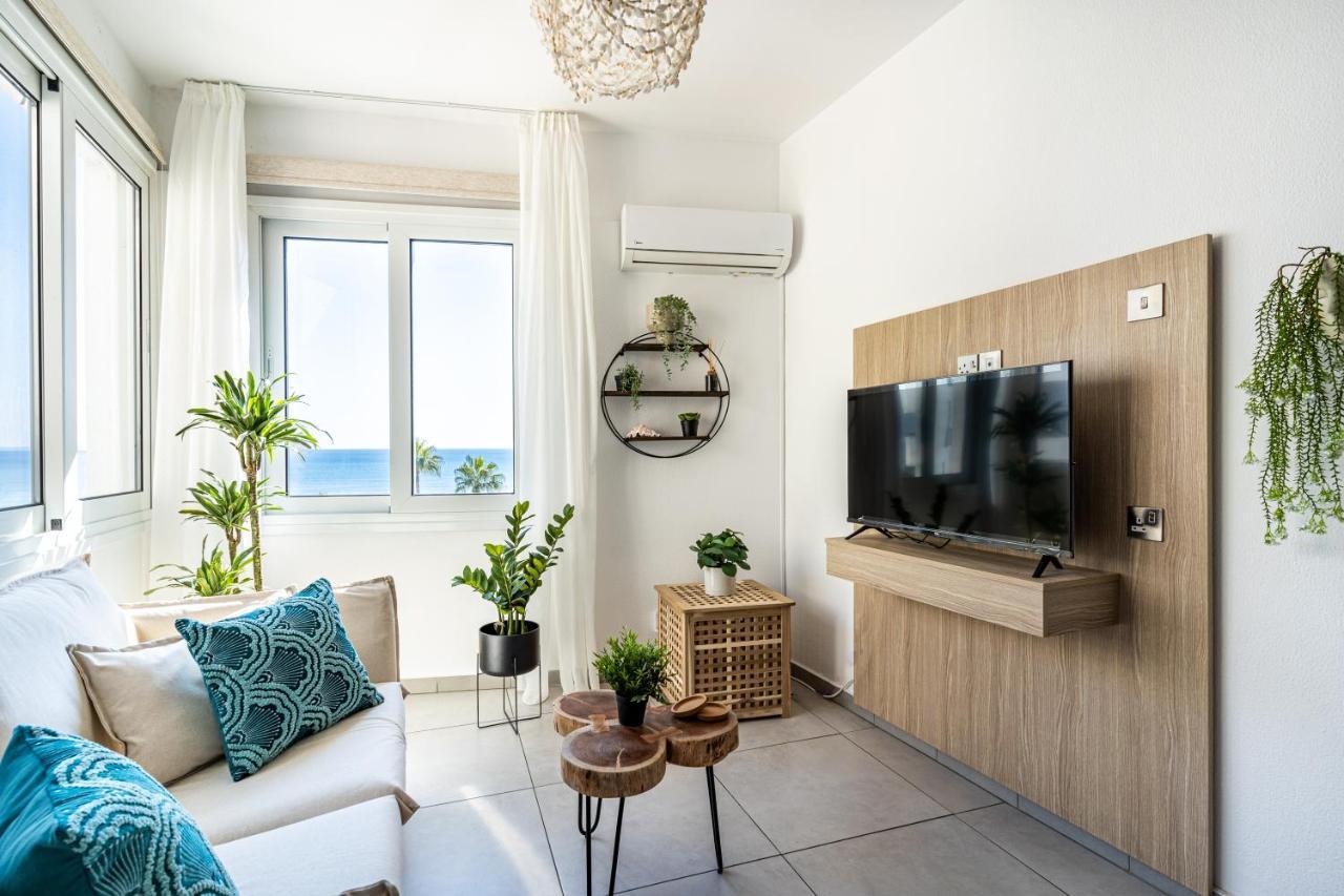 Whispering Palms 1-Br Apt By Finikoudes Beach Larnaca Extérieur photo